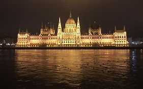 Budapest Downtown Apartments With Balcony & Optional Garage & Restaurant In The Building